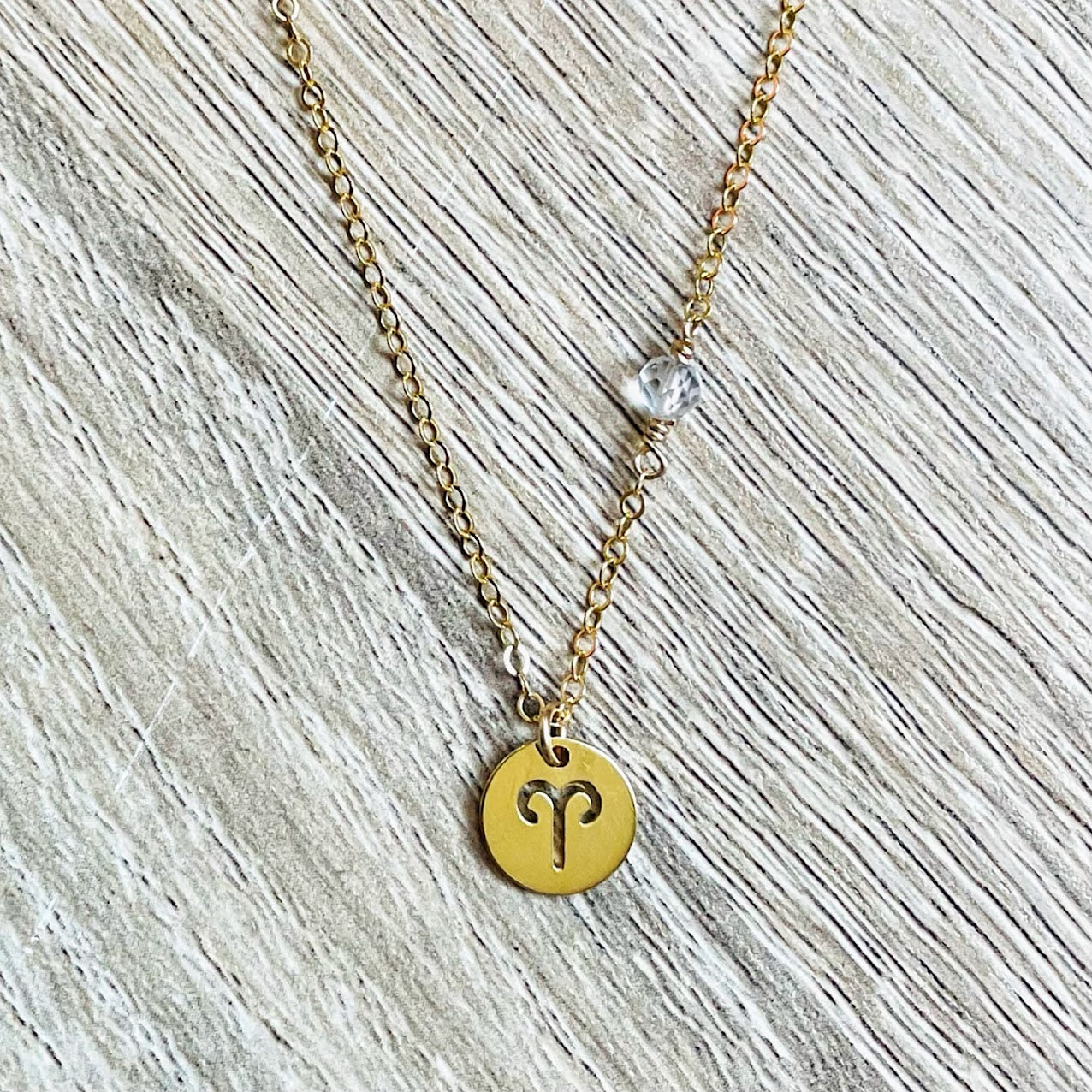 collier-zodiaque-belier-cristal-roche-plaque-or