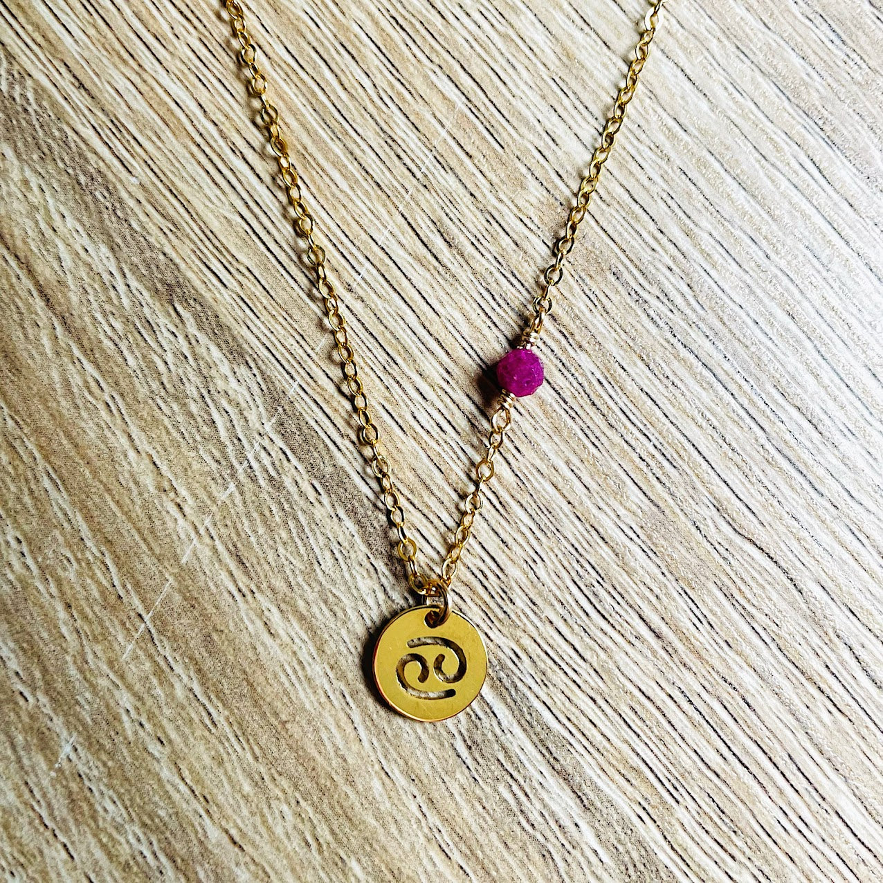 collier-zodiaque-cancer-rubis-plaque-or