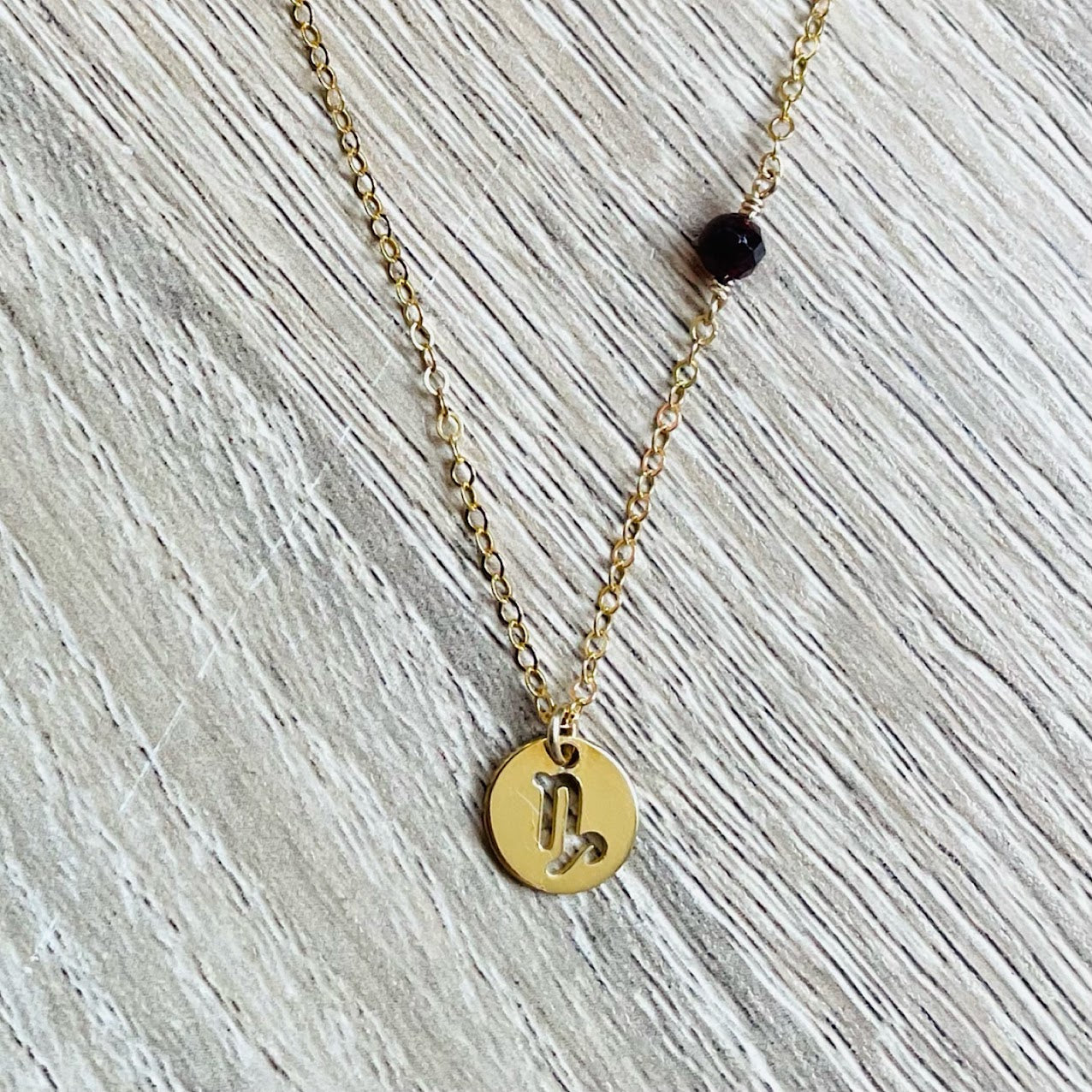 collier-zodiaque-capricorne-grenat-plaque-or
