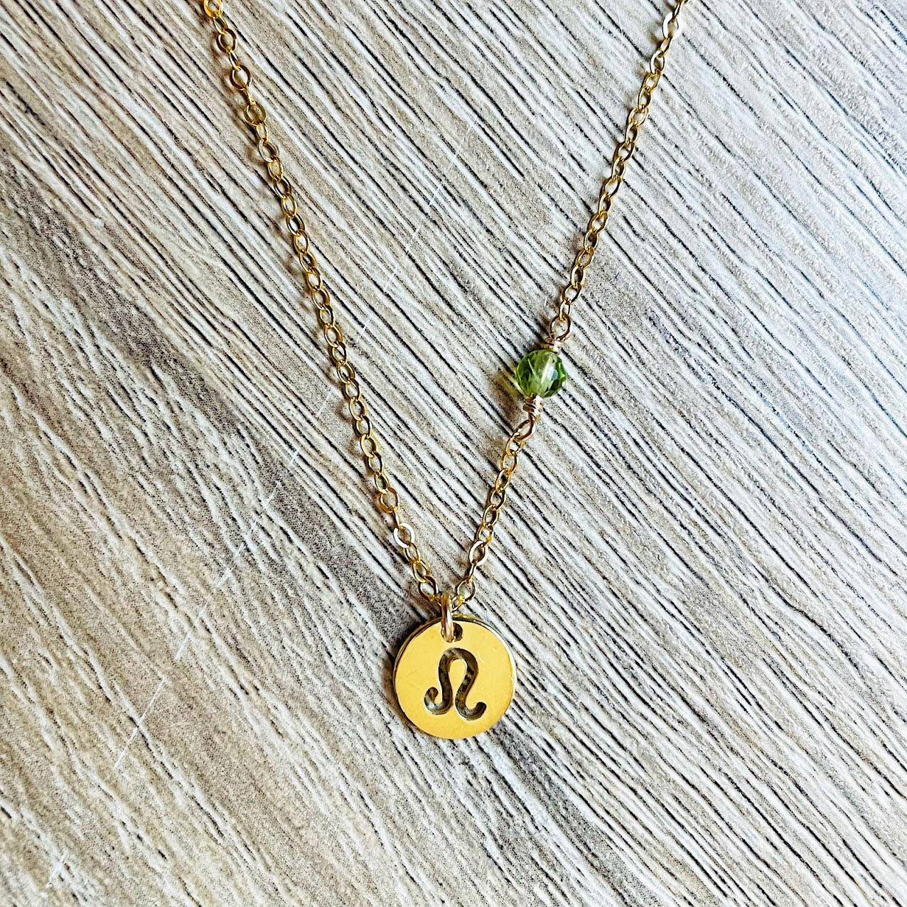 collier-zodiaque-lion-peridot-plaque-or