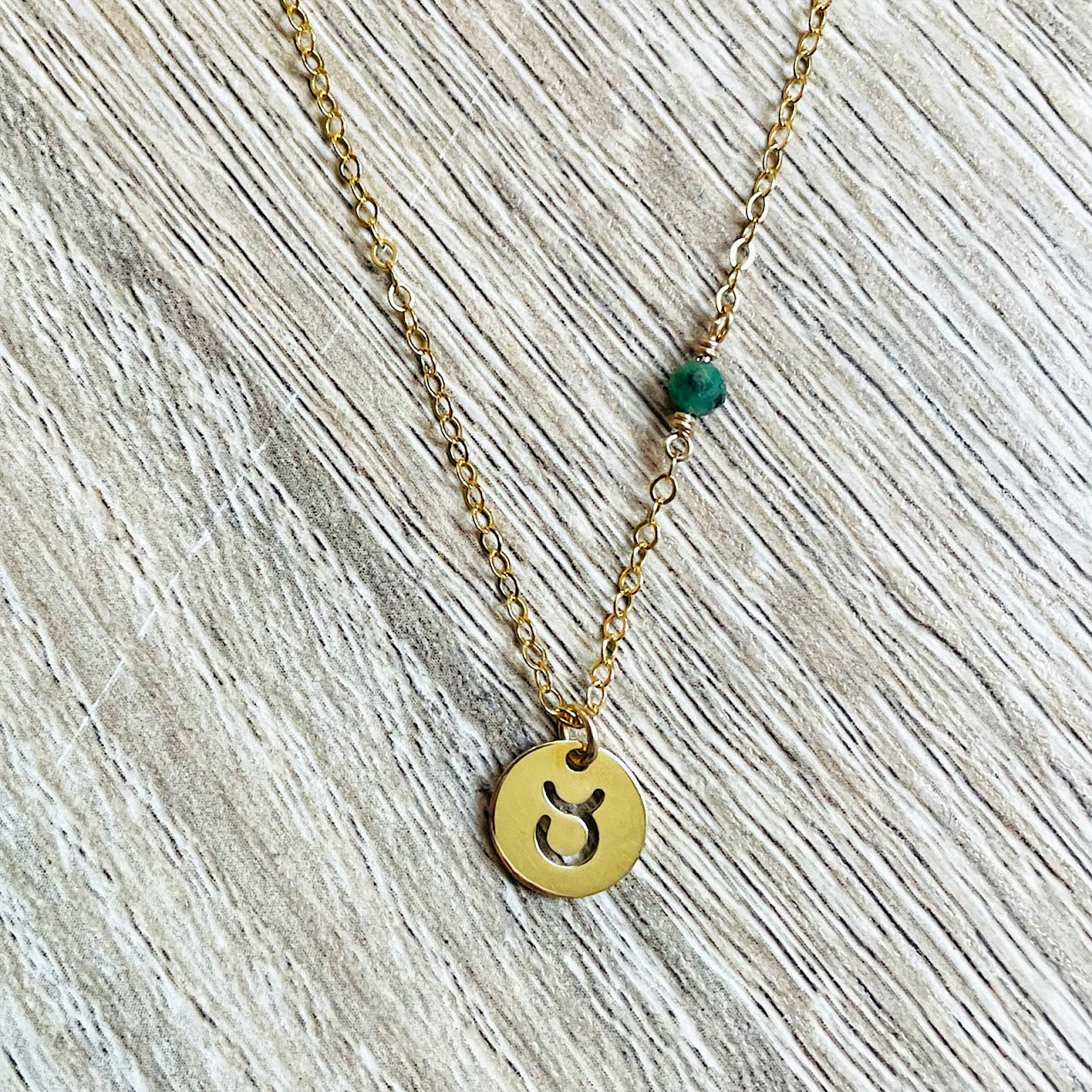 collier-zodiaque-taureau-emeraude-plaque-or