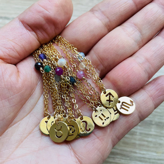 colliers-signes-astrologiques-zodiaque-pierres-naturelles-plaque-or-main