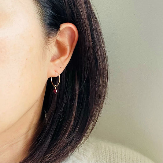 Créoles en Grenat rouge, pierre de naissance du mois de Janvier