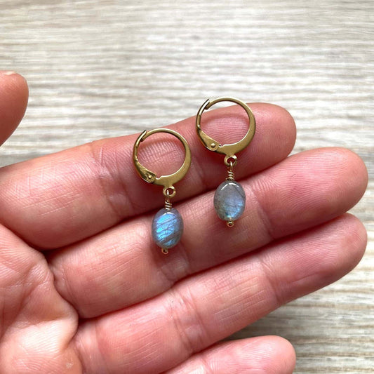 Créoles en Labradorite dans main