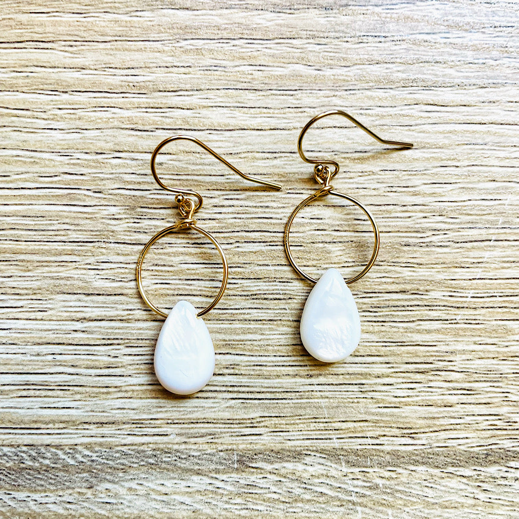 Boucles d’oreilles nacre blanche gouttes plaqué or Luz