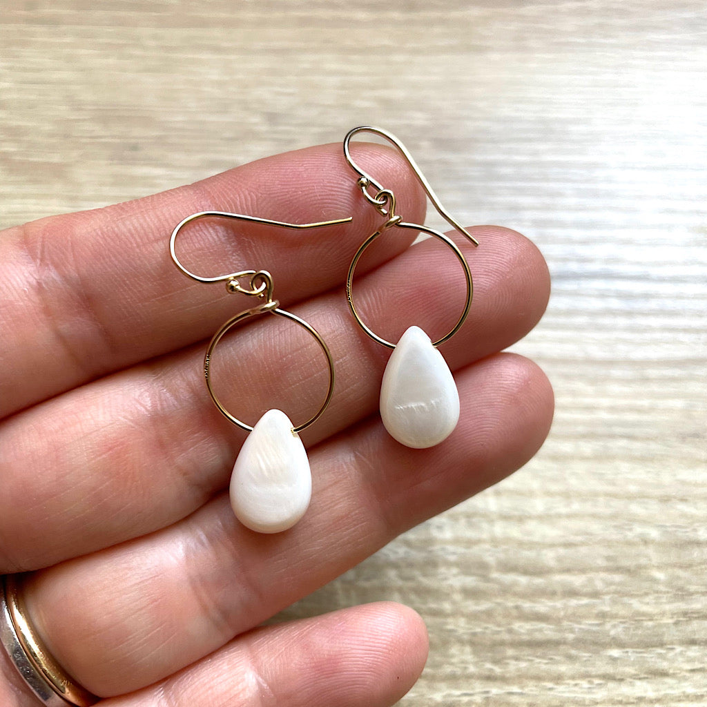 Boucles d’oreilles nacre blanche gouttes plaqué or Luz