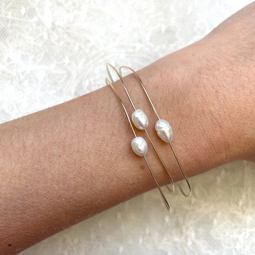 Bracelets joncs fins perles blanches Joyce