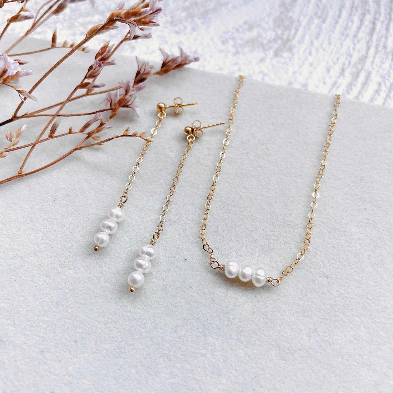 parure-bijoux-perles-blanches-triptyque-ode-zoom