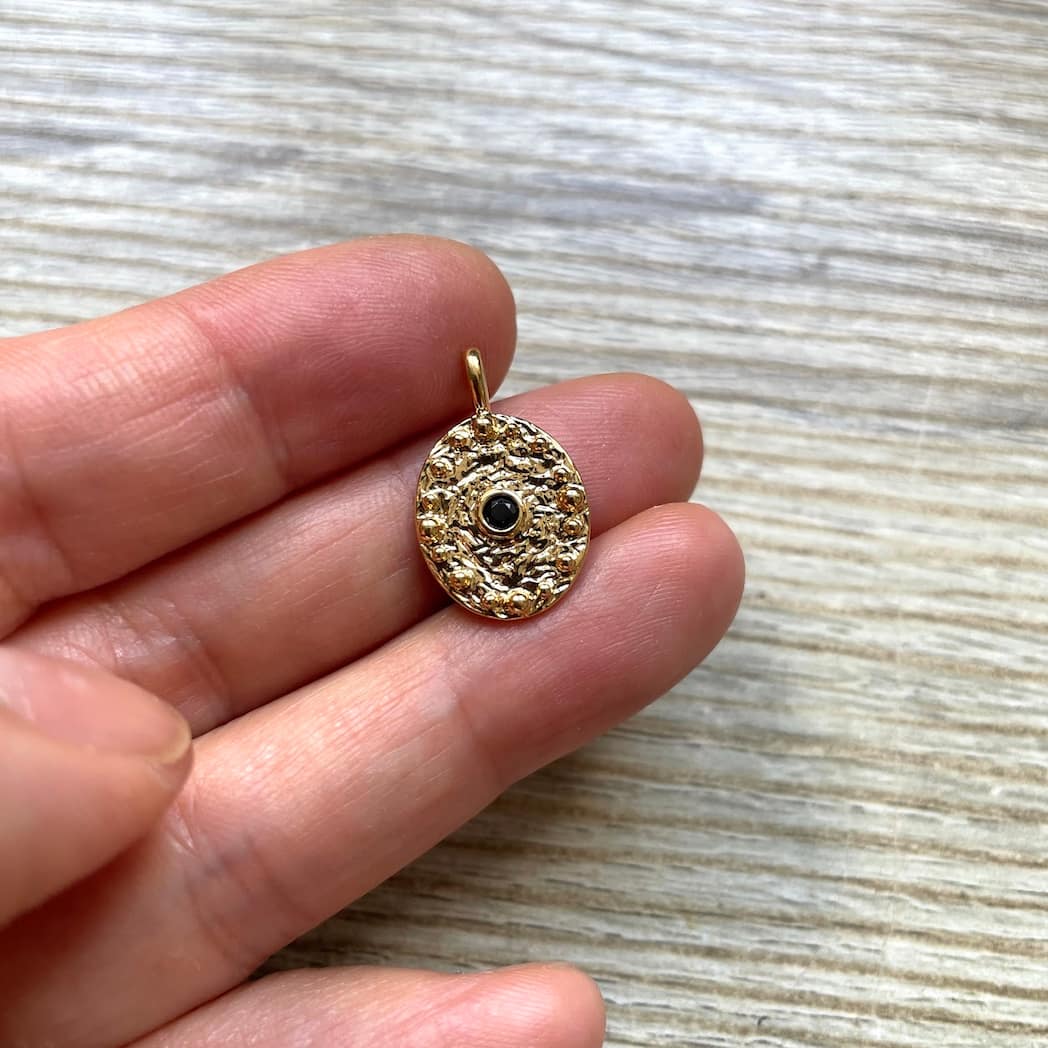 Médaille martelée dorée