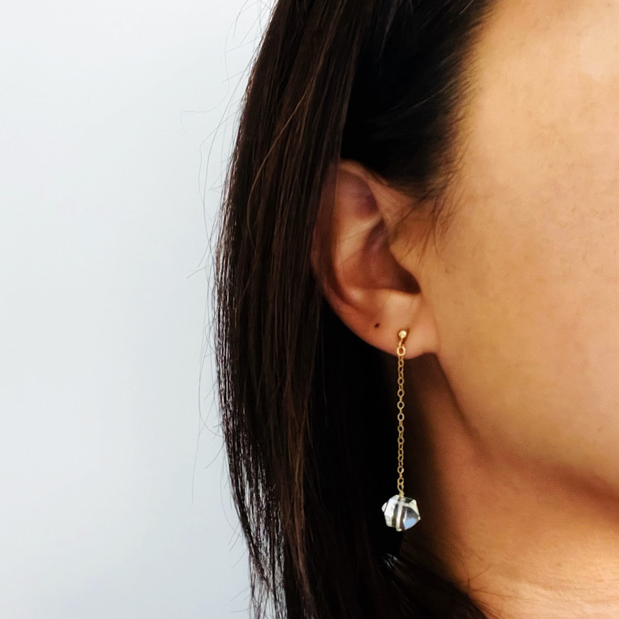 puces-oreilles-chaine-diamant-herkimer-cristal-roche-plaque-or-porte