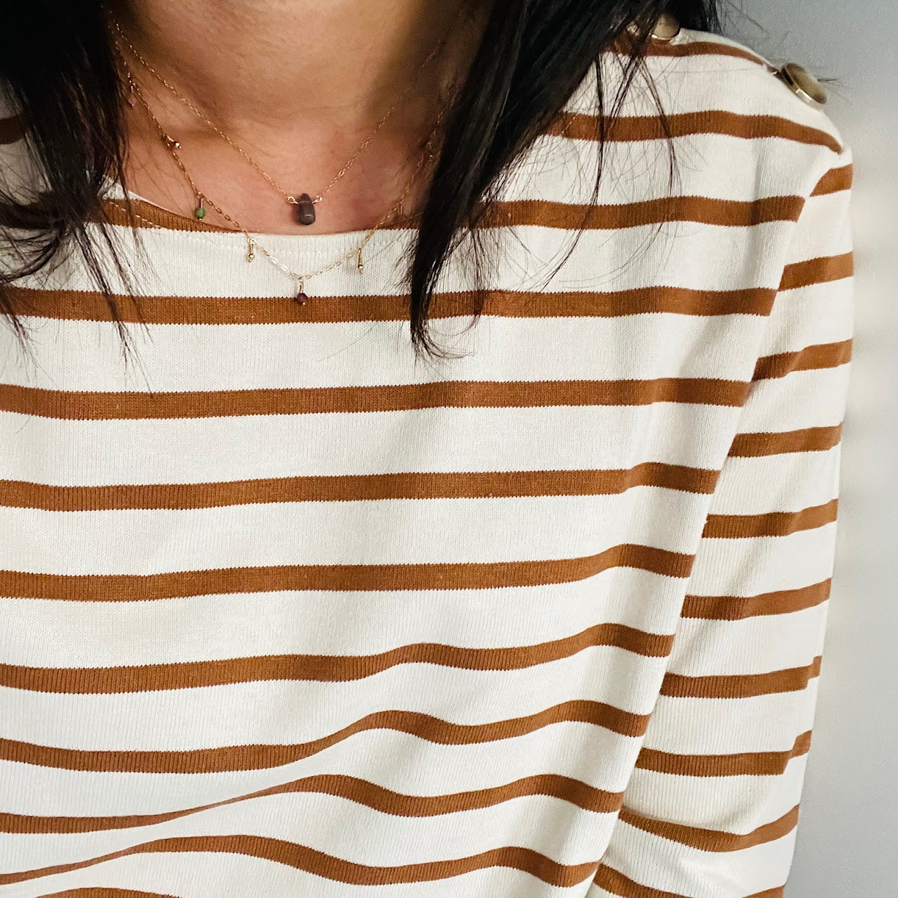 stacking-accumulation-colliers-multicolores-buste