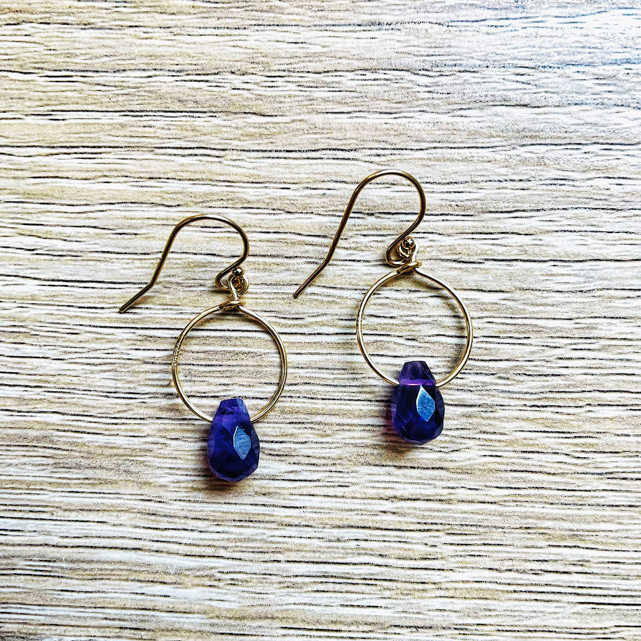 boucles-oreilles-goutte-amethyste-violet-plaque-or