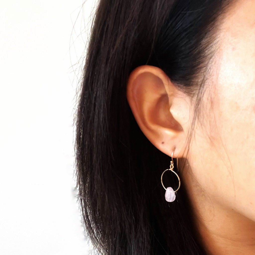 boucles-oreilles-goutte-quartz-rose-plaque-or-1