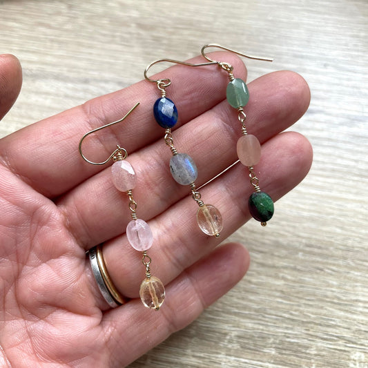 boucles-oreilles-pierres-naturelles-multicolore-plaque-or-main