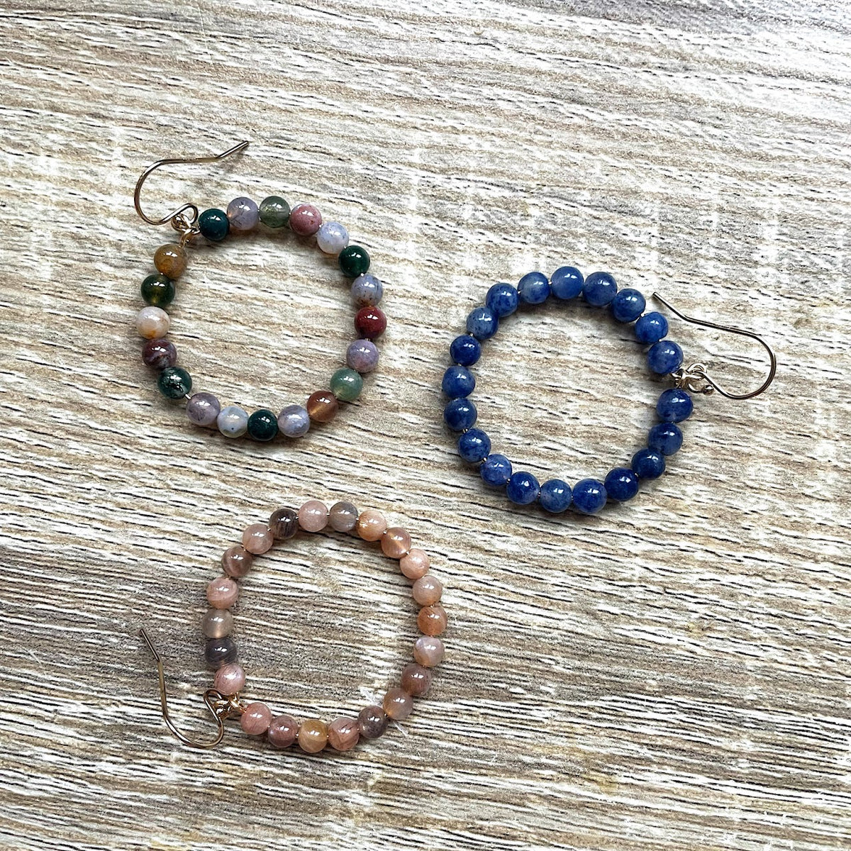 boucles-oreilles-pierres-naturelles-rond-plaque-or