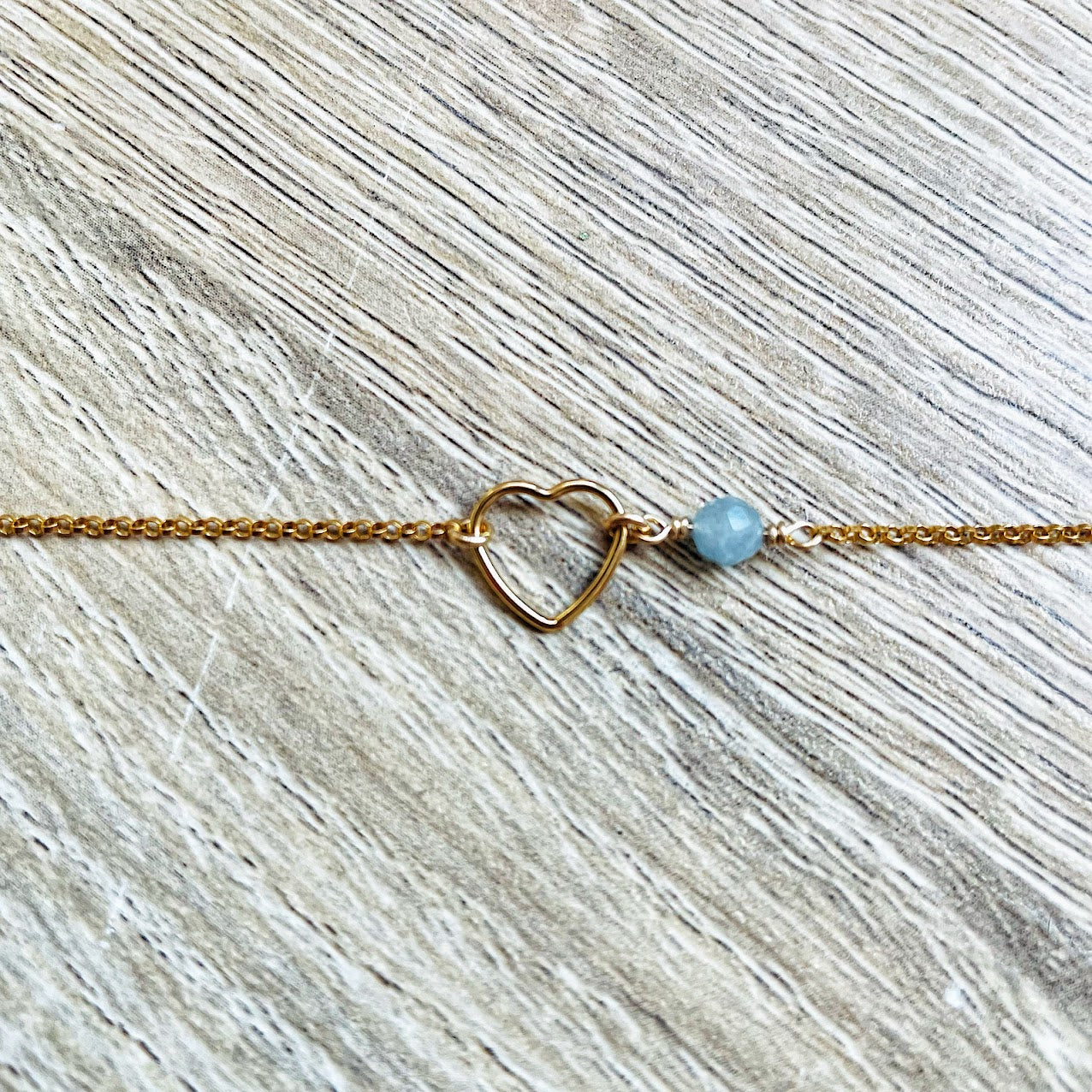 bracelet-coeur-pierre-naissance-aigue-marine-plaque-or
