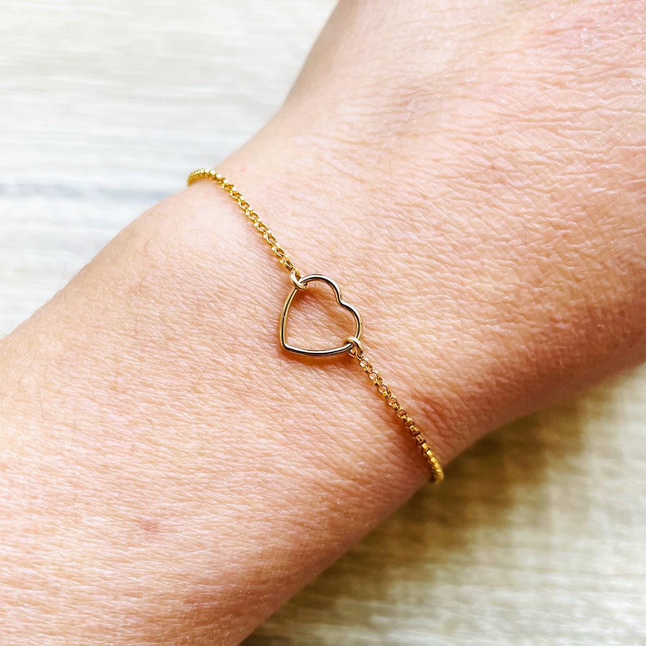 bracelet-coeur-plaque-or-poignet