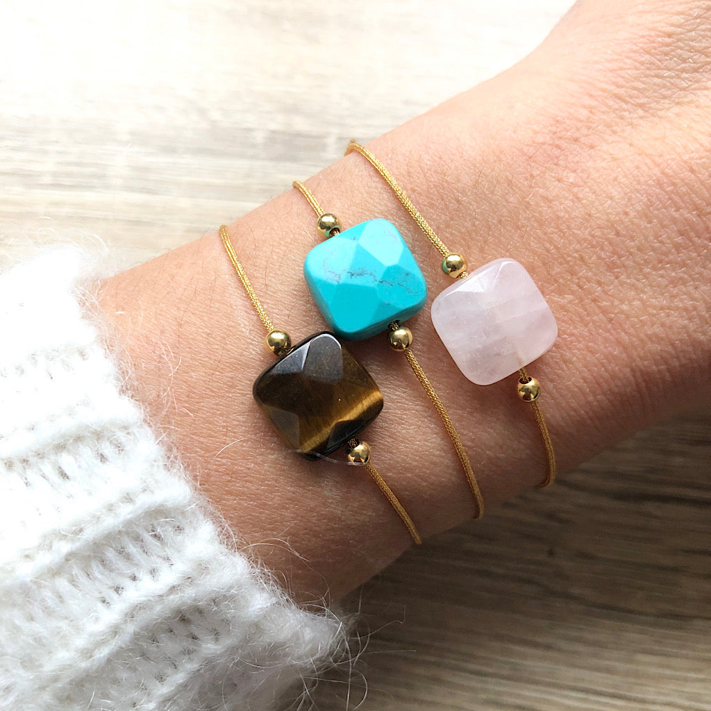 bracelet-cordon-coulissant-pierres-naturelles-carre-poignet