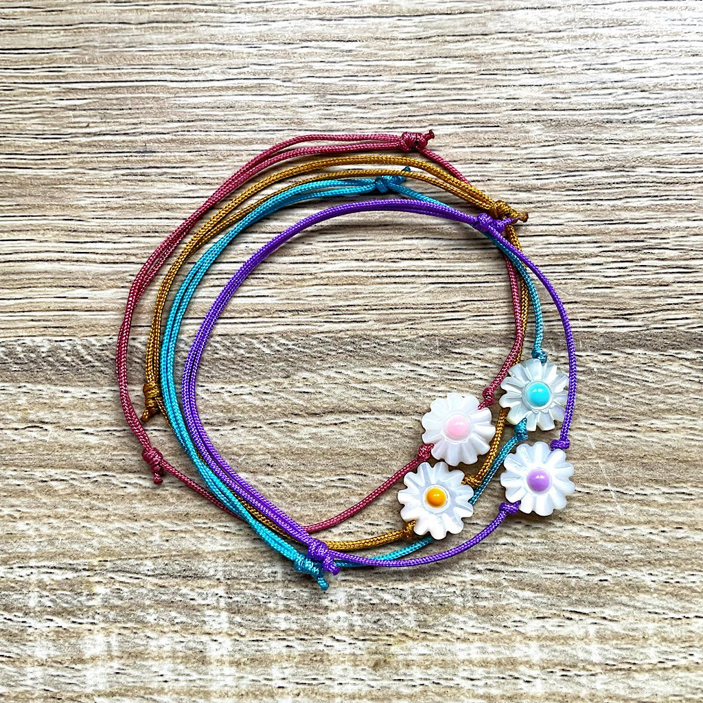 bracelet-cordon-reglable-fleur-paquerette-marguerite-nacre-colore