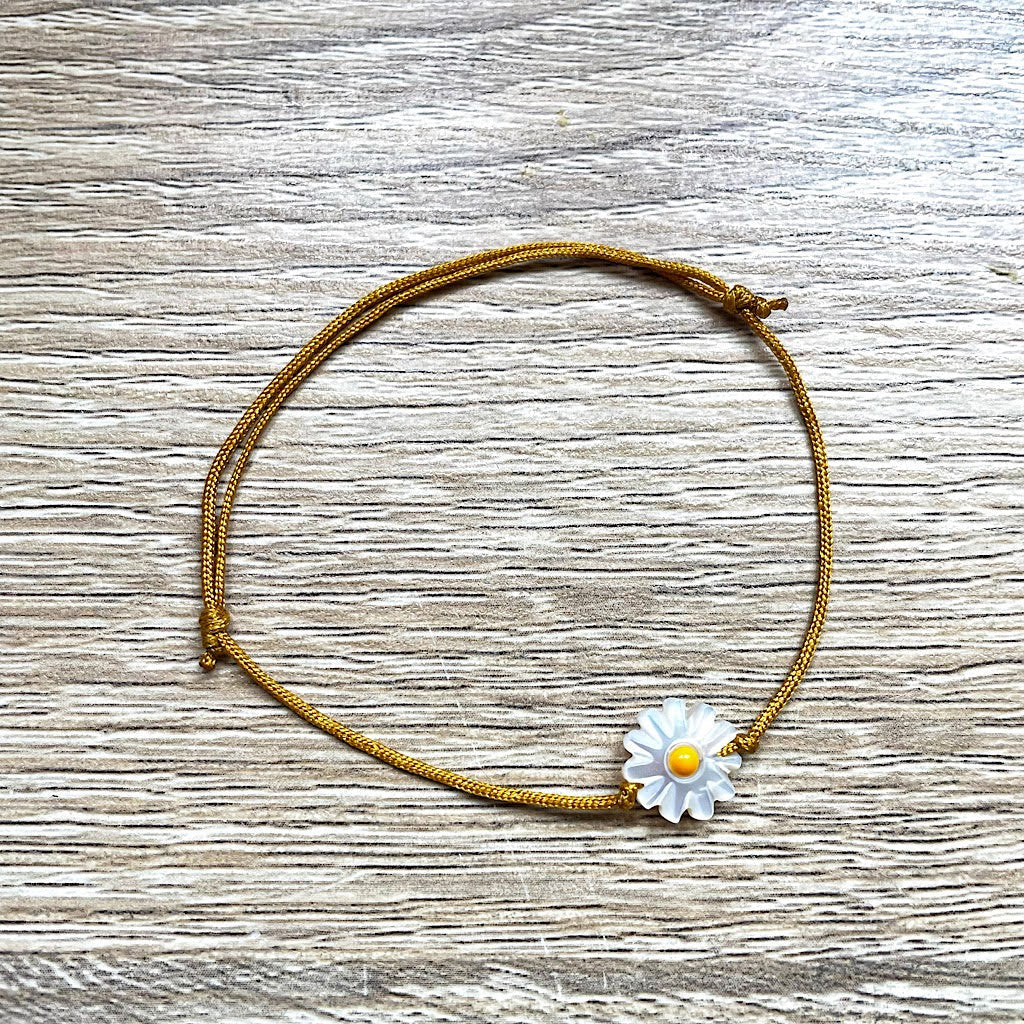 bracelet-cordon-reglable-fleur-paquerette-marguerite-nacre-dore