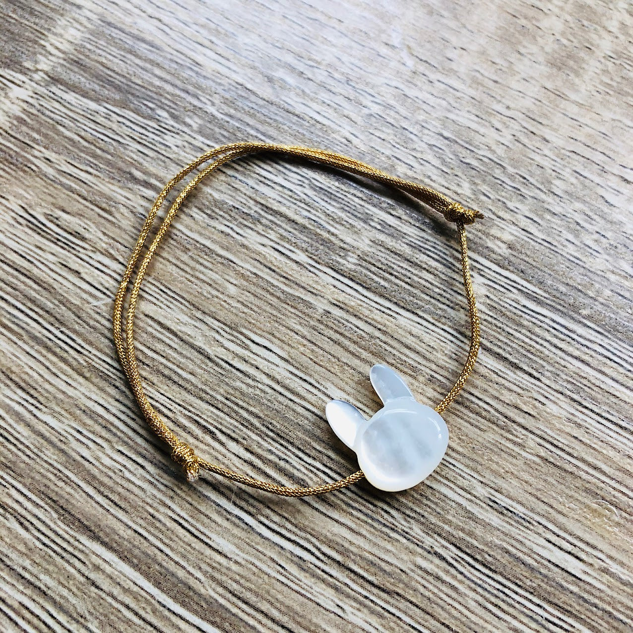 bracelet-cordon-reglable-lapin-nacre-dore