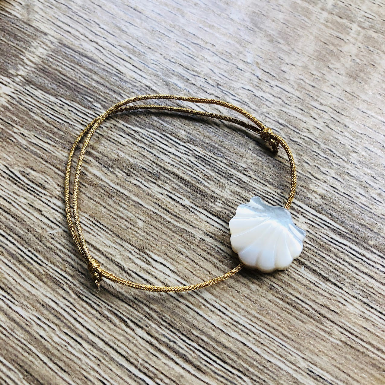 bracelet-cordon-reglable-coquillage-nacre-dore
