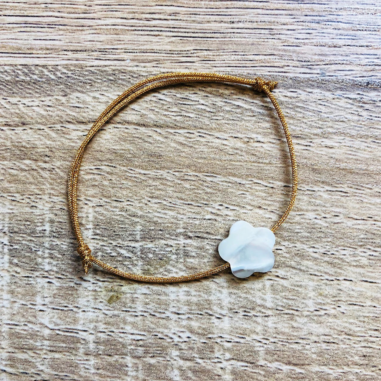 bracelet-cordon-reglable-fleur-nacre-dore