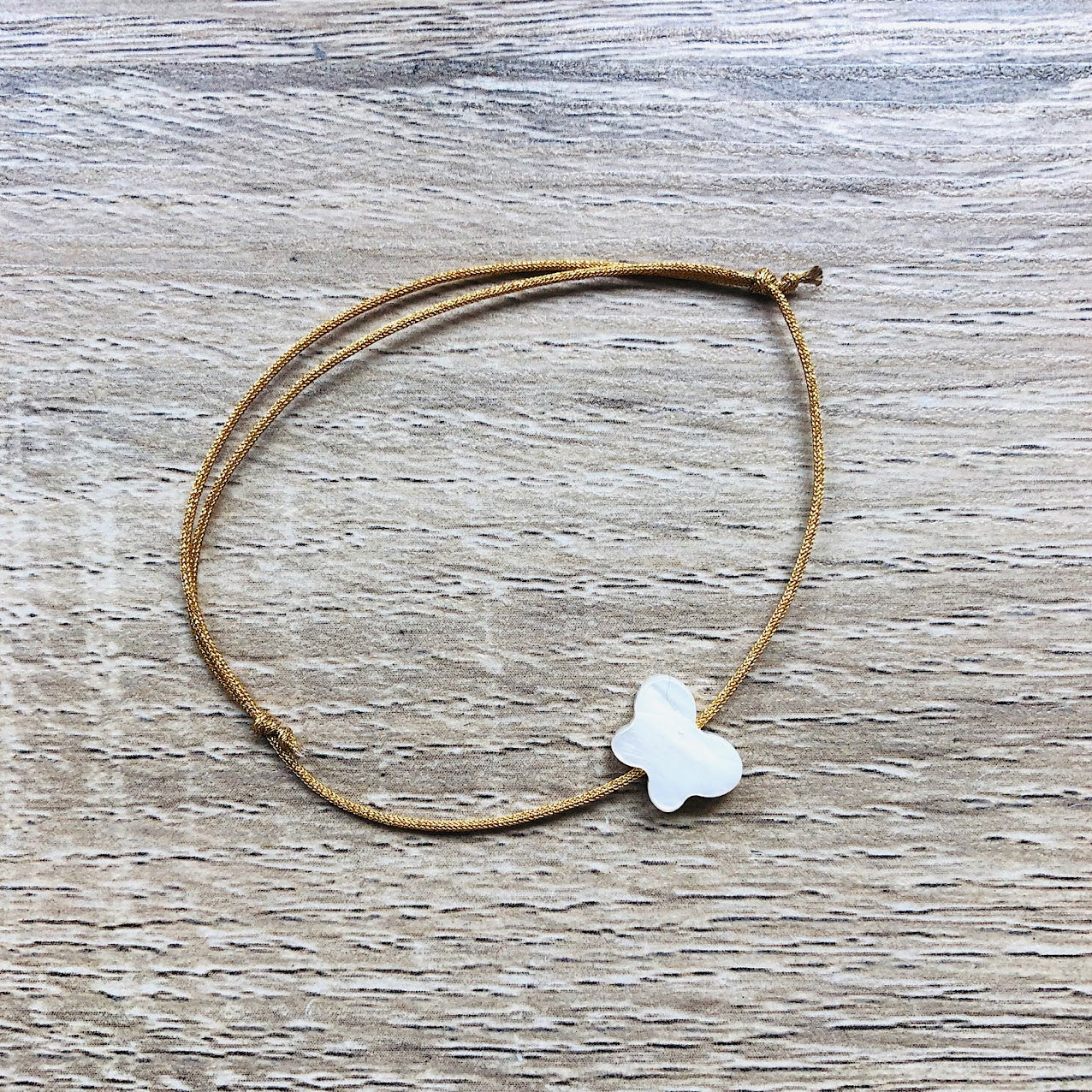 bracelet-cordon-reglable-papillon-nacre-dore