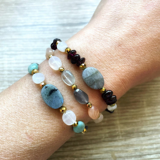 bracelets-pierres-naturelles-hematite-plaque-or-poignet