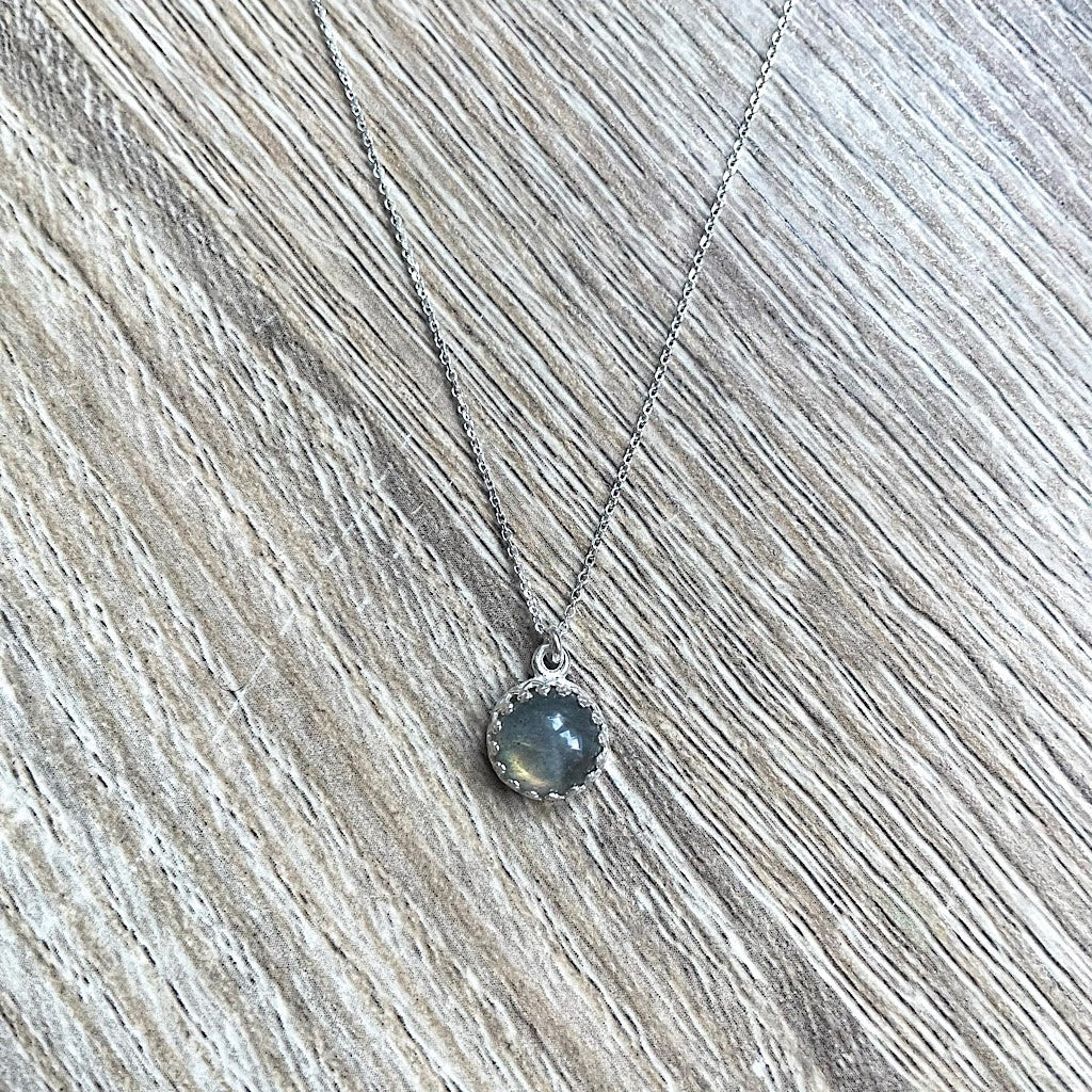collier-fin-labradorite-gris-argent-massif