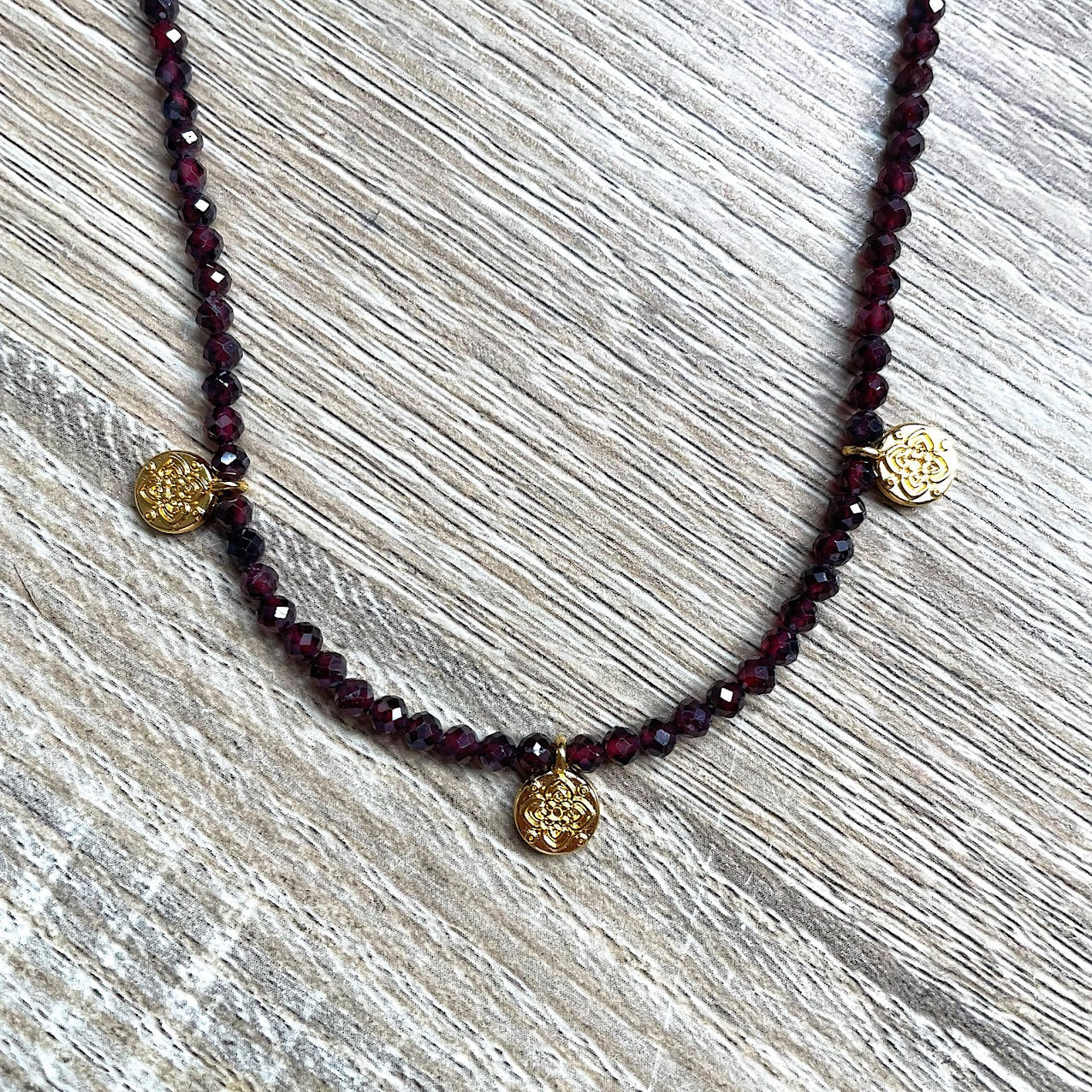 collier-medailles-grenat-rouge
