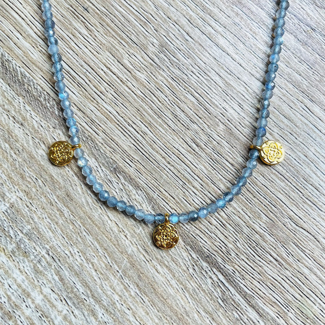 collier-medailles-labradorite-gris