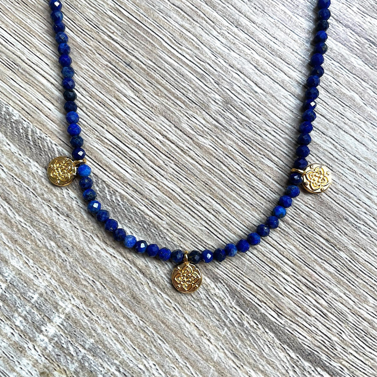 collier-lapis-lazuli-medailles