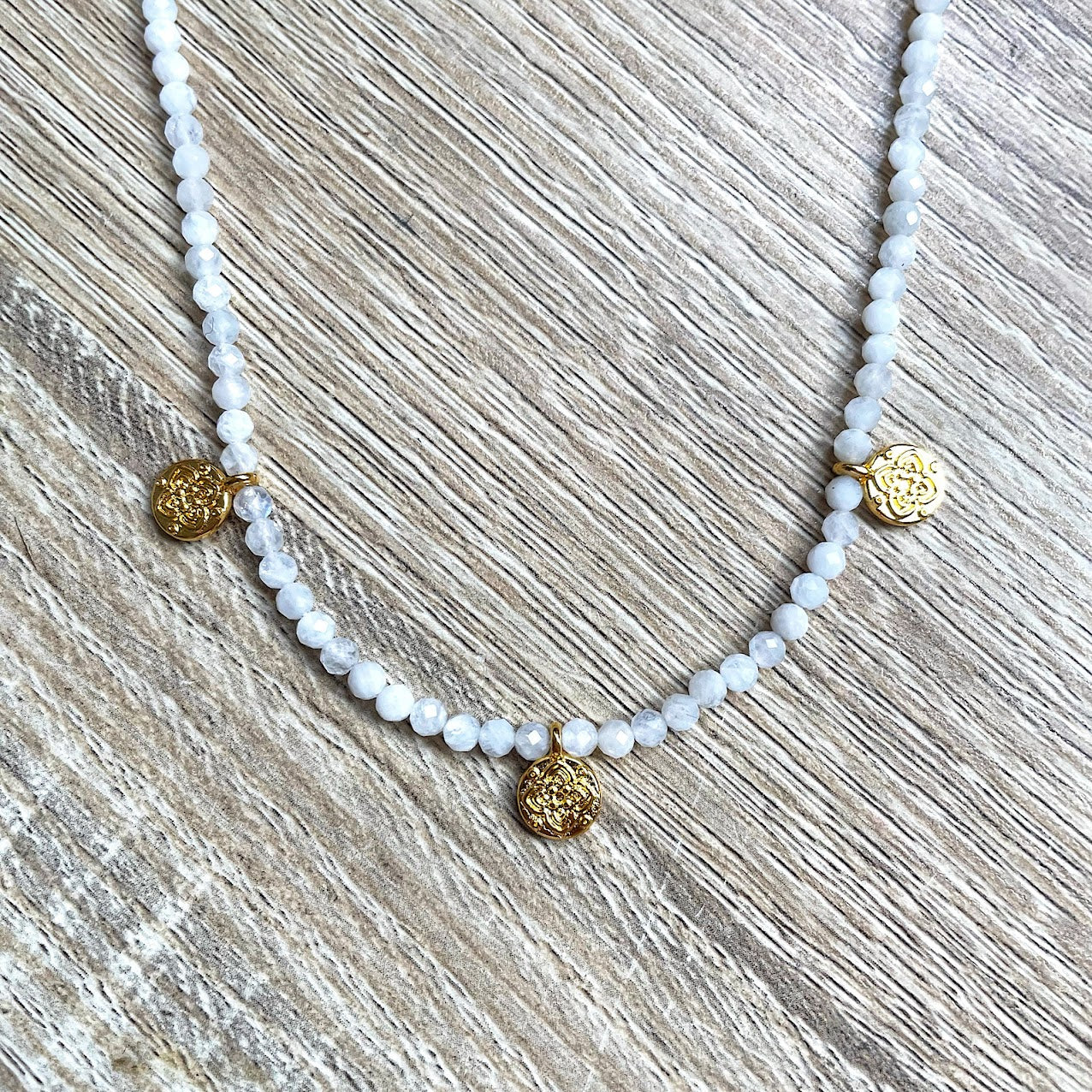 collier-medailles-pierre-lune-blanc