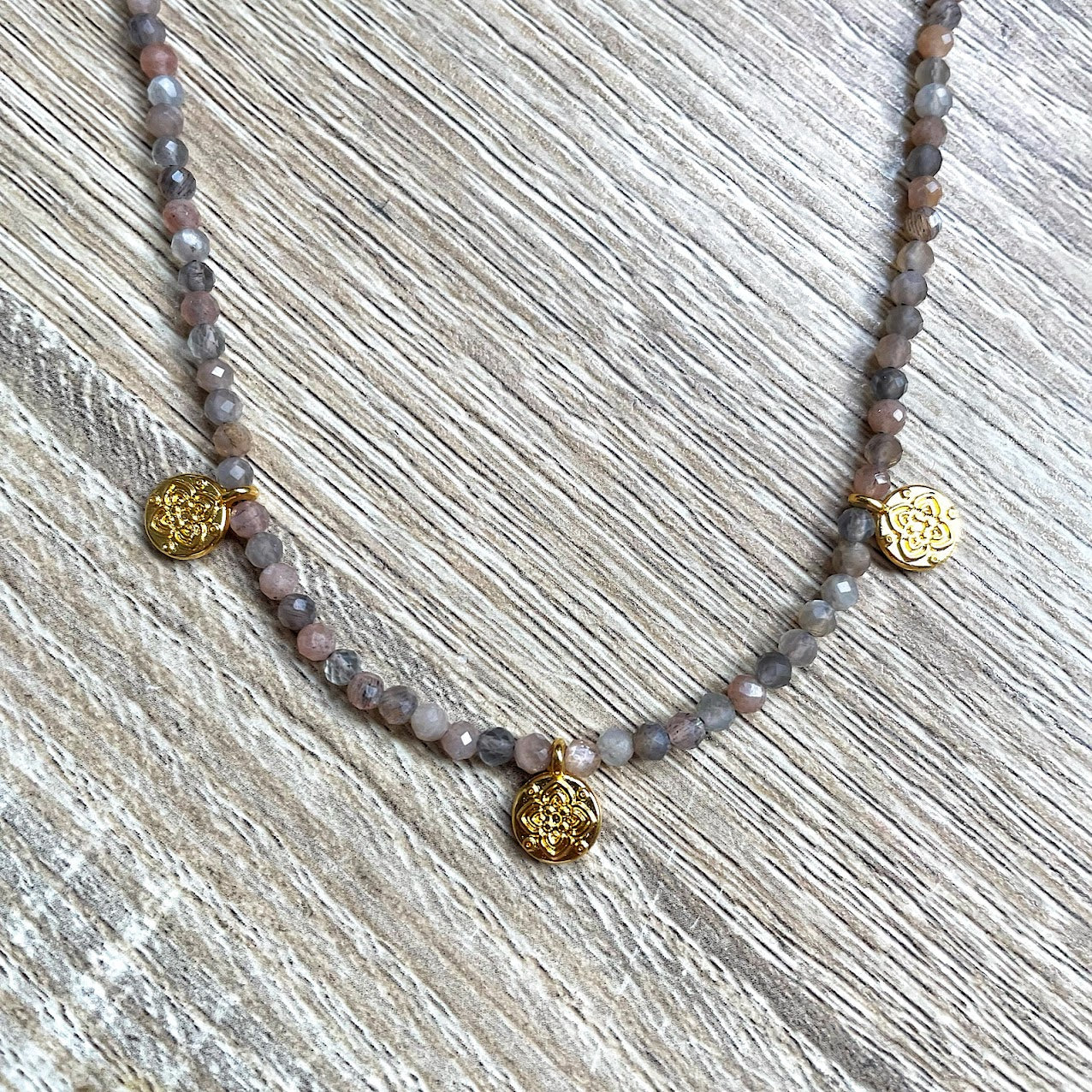 collier-medailles-pierre-soleil-beige
