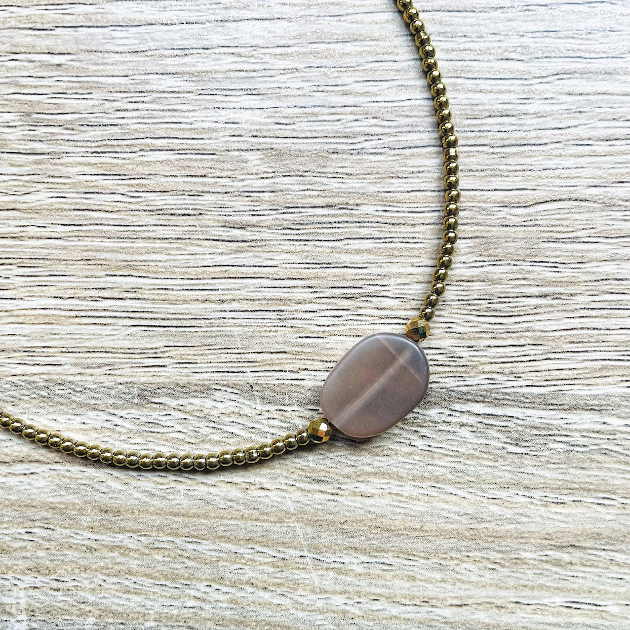 collier-hematite-pierre-soleil-zoom