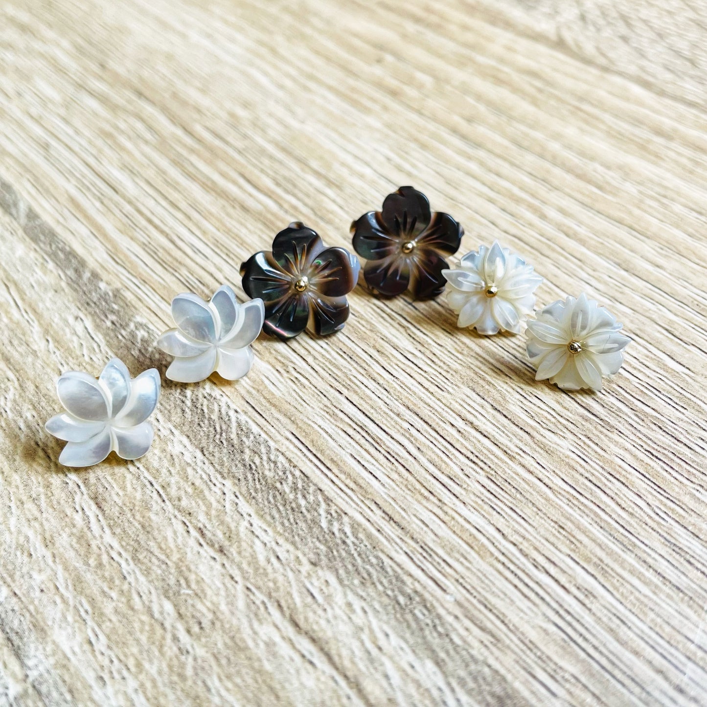 Puces d'oreilles fleur nacre plaqué or Lotus