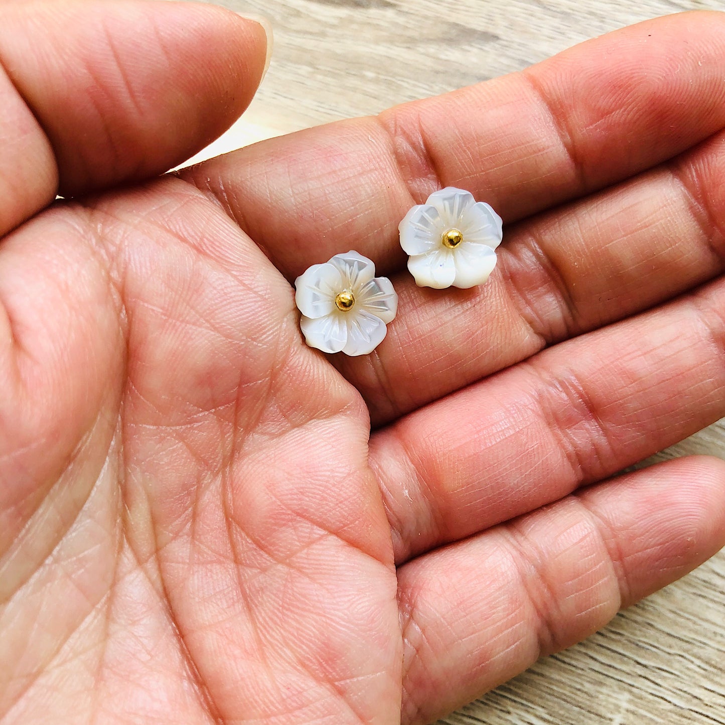 Puces d'oreilles fleur nacre Angélique