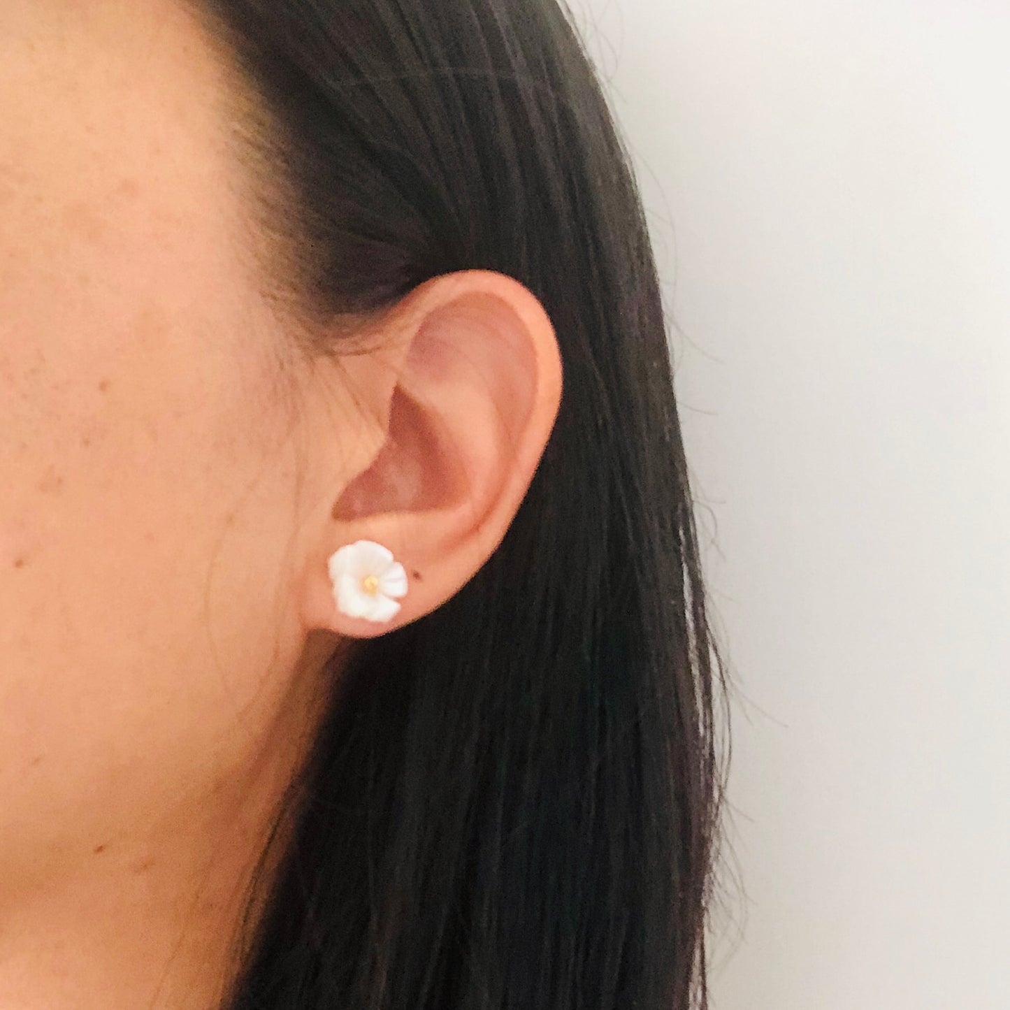 Puces d'oreilles fleur nacre Angélique