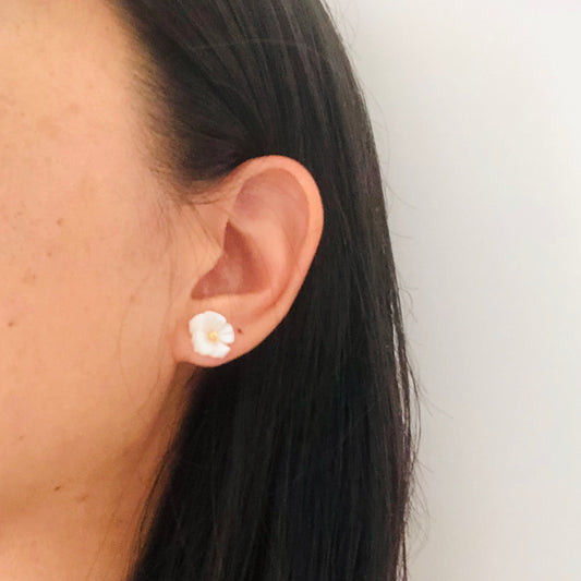 Puces d'oreilles fleur nacre Angélique