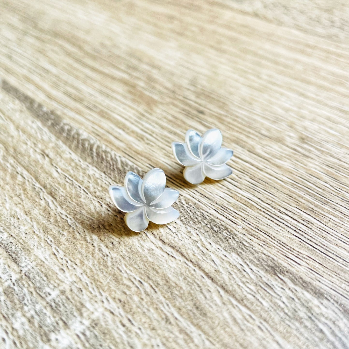 Puces d'oreilles fleur nacre plaqué or Lotus