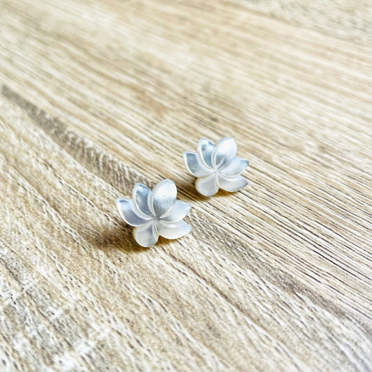 Puces d'oreilles fleur nacre plaqué or Lotus