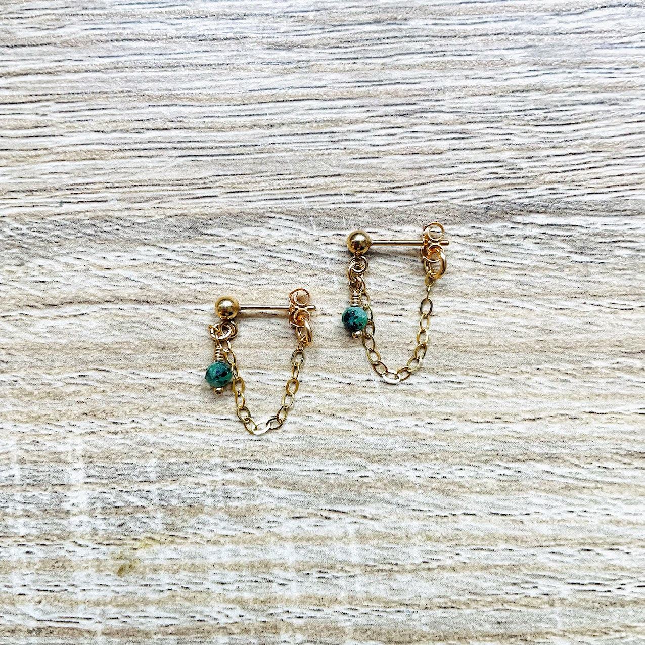 puces-oreilles-chainette-epidote-vert-plaque-or