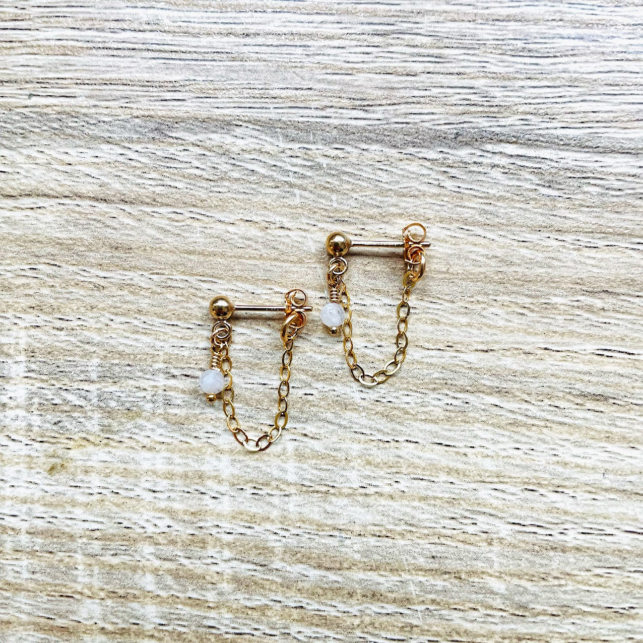 puces-oreilles-chainette-pierre-lune-blanc-plaque-or