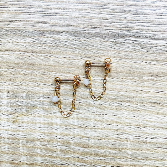 puces-oreilles-chainette-pierre-lune-blanc-plaque-or