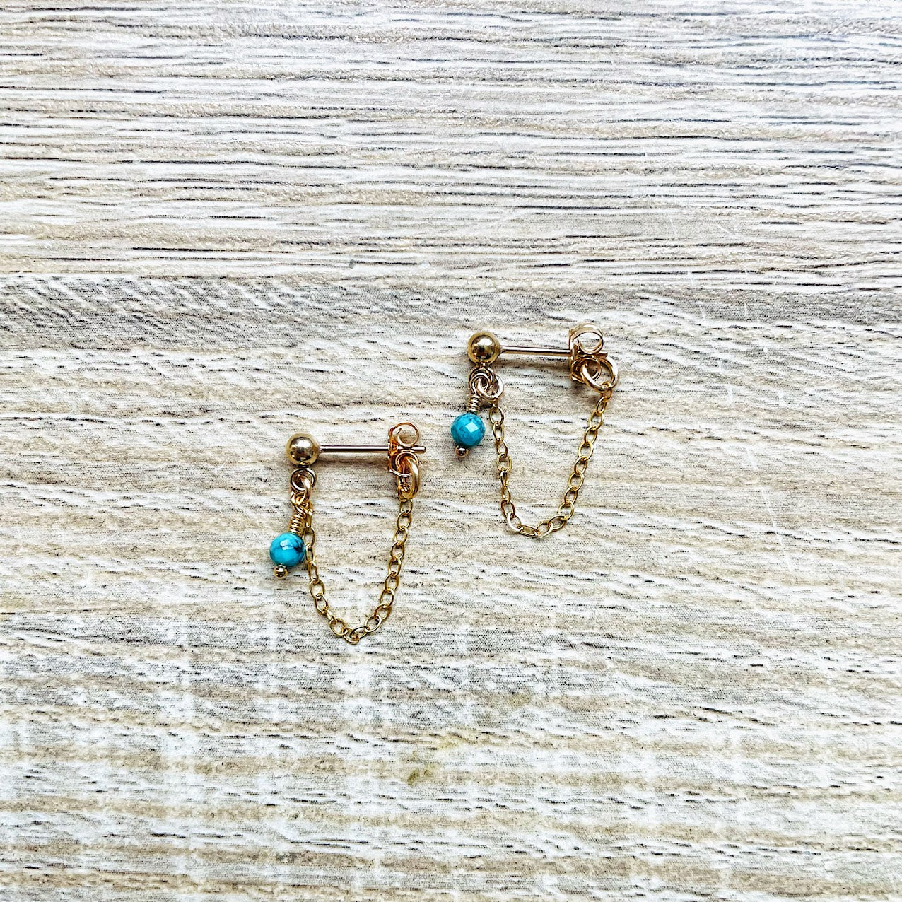 puces-oreilles-chainette-turquoise-bleu-plaque-or