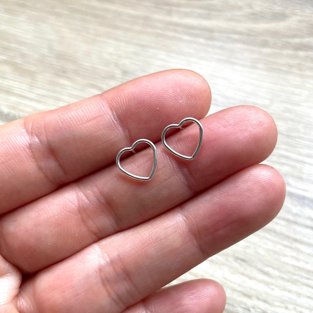 puces-oreilles-cœur-argent-main
