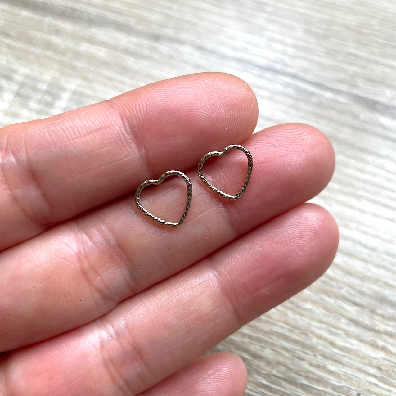 puces-oreilles-cœur-plaque-or-diamante-main