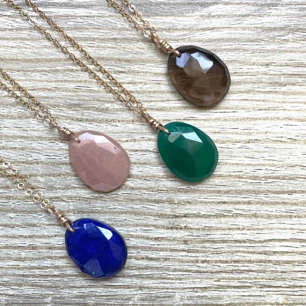 Collier pendentif en pierres naturelles