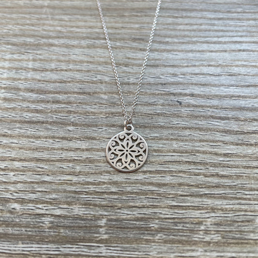 Collier médaille ajourée vide-atelier